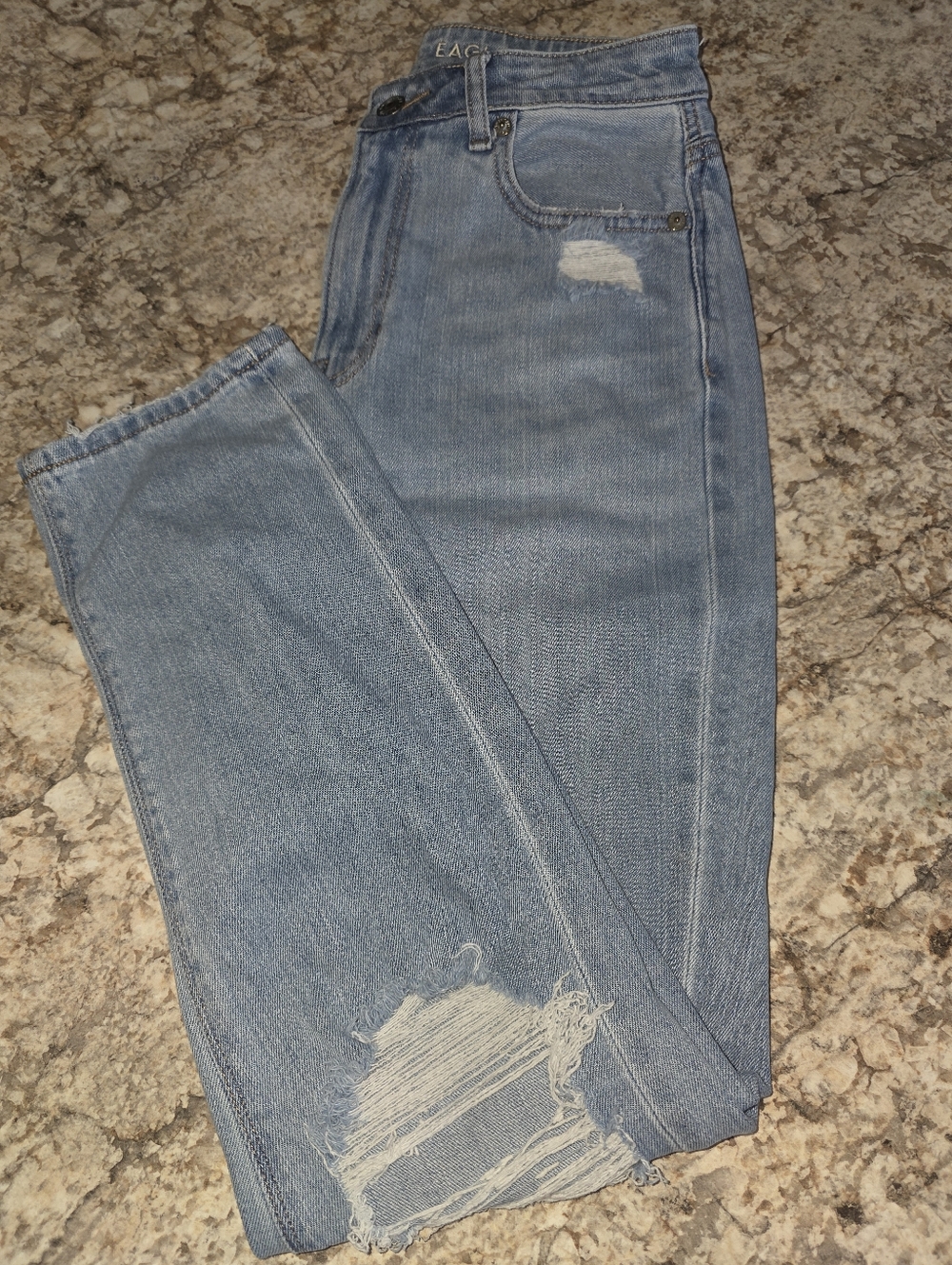 American Eagle Outfitters Light Wash Mom Jeans Size 4 Short ❤️